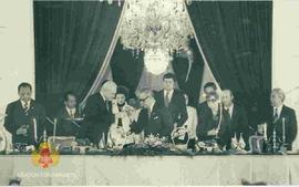 Wakil Presiden Yugoslavia Stevan Doronjski dan Wakil Presiden Sri Sultan Hamengku Buwono IX sedan...