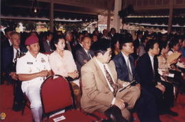 Bapak Dr. Ryas Rasyid Dirjen PUOD tampak hadir dalam acara pelantikan Gubernur DIY di antara para...