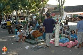 Suasana perawatan bagi korban gempa di depan Rumah Sakit PKU Muhamadiyah Bantul, tampak seorang n...
