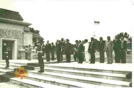Wakil Presiden Yugoslavia beserta rombongan saat berziarah ke Makam Pahlawan Kali Bata.