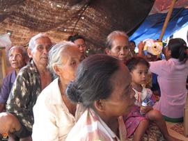 Warga berkumpul di bawah tenda darurat tempat tinggal darurat maupun posko darurat di Kaligatuk, ...