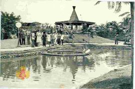 Menghirup udara segar ditepi sebuah kolam di Taman Mini Indonesia Indah.