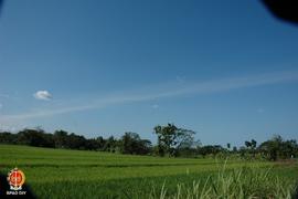 Awan putih yang lurus memanjang dari Puncak Merapi sampai ke Pantai Parangtritis dilihat dari dae...