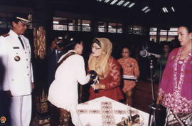 Ibu Syarwan Hamid sebagai Ketua Dharma Wanita Pusat menyalami Ketua Dharma Wanita lama BRAy Retno...