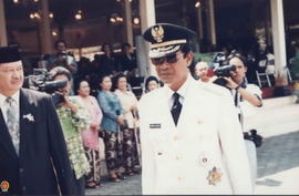 Sri Sultan HB X didampingi Ketua BAPPEDA Prop DIY (Drs. Sujatmo) sedang menuju Gedung Wilis untuk...