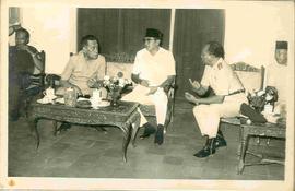 Sri Sultan Hamengku Buwono IX di dampingi Moenadi sedang berdialog dengan Sri Paduka PA VIII dala...