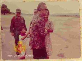 Ny. Mayor CPM Budi Permana melepas kepulangan Sri Sultan Hamengku Buwono IX di Lapangan Terbang B...
