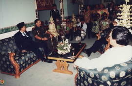 Sri Sultan HB X sedang berbincang-bincang dengan bapak Syarwan Hamid (Mendagri) dan Ir. Akbar Tan...
