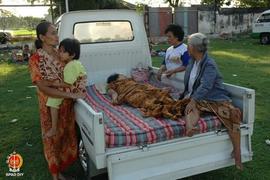 Seorang korban gempa dibawa ke posko pertolongan pertama di Lapangan Dwi Windu Bantul dengan meng...