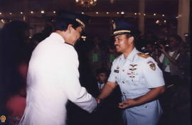 Sri Sultan HB X di dampingi GKR. Hemas sedang bersalaman dengan Danlanud Adisucipto Marsma TNI. T...
