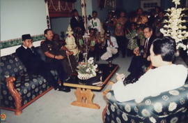 Sri Sultan HB X sedang berbincang-bincang dengan Mendagri (Syarwan Hamid), Komandan Korem 072 Pam...