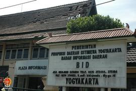 Kerusakan atap bangunan Plaza Informasi milik Badan Informasi Daerah (BID) Propinsi DIY di Jalan ...