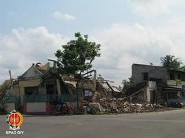 Kerusakan rumah penduduk di sekitar Jetis, Sumberagung, Jetis, Bantul pada 27 Mei 2006.