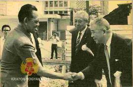 Sri Sultan Hamengku Buwono IX berjabat tangan dengan tim dari Mitsui & Co.Ltd, Perusahaan Mul...