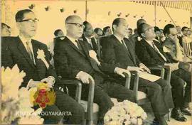 Sri Sultan Hamengku Buwono IX (paling kanan) dan Drs. Radius Prawiro (no 2 dari kanan) sedang men...