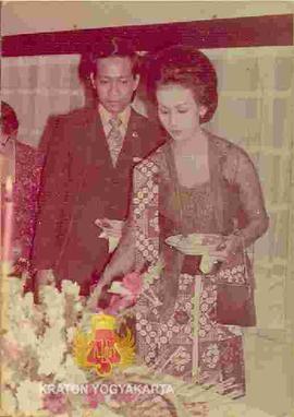 BRM Herjuno Darpito (sekarang Sultan HB IX) dan istrinya Tatiek Dradjad Supriastuti (sekarang GKR...