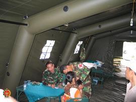 Pemeriksaan kesehatan bagi korban gempa oleh tim medis dari Korp Marinir Indonesia di Kebonangung...