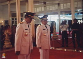 Sri Sultan Hamengku Buwono X dan Sri Paduka Paku Alam IX  memberi hormat, setelah menerima tanda ...
