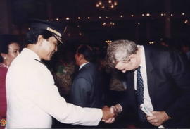 Sri Sultan HB X setelah dilantik menjadi Gubernur DIY masa jabatan 1998-2003 mendapat ucapan sela...