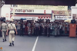 Suasana rakyat Yogyakarta dengan antusias mengikuti prosesi pelantikan Gubernur di depan TV di lu...
