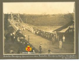 Peresmian Jembatan Bantar oleh Sultan HB VIII disaksikan oleh para undangan. Foto diambil dari se...