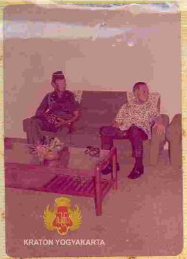 Sri Sultan Hamengku Buwono IX berbincang-bincang dengan para pejabat Banda Aceh.