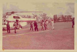 Wakil Presiden RI, Sri Sultan Hamengku Buwono IX (no. 4 dari kanan) berjalan keluar dari helikopt...
