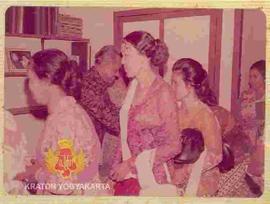 Sri Sultan Hamengku Buwono IX berjabat tangan dengan ibu-ibu saat menerima mereka sebagai tamu di...