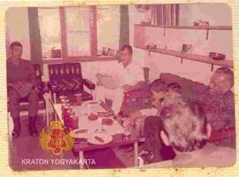 Sri Sultan Hamengku Buwono IX duduk bercengkrama dengan kedua cucu beliau (Arianto Satigi Budiant...