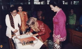 BRAy Retnomartani menandatangani Berita Acara Serahterima Jabatan kepada GKR Hemas ( baju merah m...