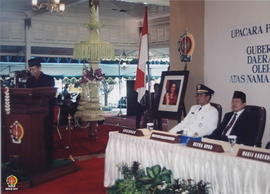 Ketua DPRD DIY H Surasmo Priyandono BA berdiri di mimbar di sebelah kanan Sri Sultan Hamengku Buw...