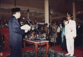 Sri Sultan HB X sedang mengucapkan sumpah jabatan sebagai Gubernur DIY periode 1998-2003 di hadap...
