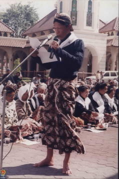 Seorang Abdi Dalem Kraton Ngayogyakarta menyampaikan dukungan penetapan Sri Sultan HB X dengan pe...
