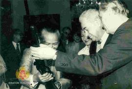 Presiden Soeharto menerima kenang-kenangan dari Wakil Presiden Yugoslavia Stevan Doronjski berupa...