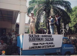 Bupati Bantul, .Drs H.Idham Samawi berdiri di atas mobil sedang orasi dan nampak tulisan “Sultan ...