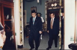 Mendagri (Syarwan Hamid), Ir. Akbar Tanjung dan Sri Sultan HB X sedang keluar dari Gedung Wilis m...