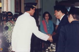 Sri Sultan HB X berjabat tangan dengan Menteri Dalam Negeri ( Syarwan Hamid) Gedung Wilis sebelum...