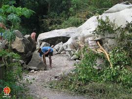 Beberapa warga bergotong-royong member-sihkan ruruntuhan Bukit Permoni di Dusun Blawong I, Trimul...