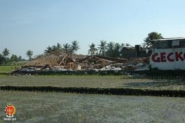 Bangunan bengkel las “Gecko” di Jalan Bantul yang hancur setelah diguncang gempa.