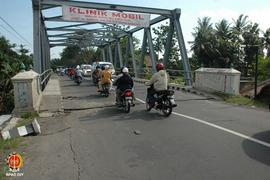 Kondisi Jembatan Winongo di Jalan Bantul setelah diguncang gempa, 27 Mei 2006.