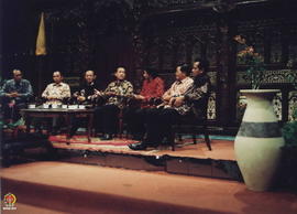 Gubernur DIY Sri Sultan Hamengku Buwono X berbincang-bincang dengan pembawa acara dialog Angger J...
