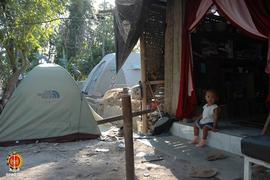 Tenda dome didirikan sebagai tempat tinggal darurat di samping rumah yang hancur karena gempa, ta...