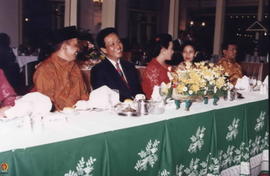 Sri Sultan HB X sedang berbincang santai dengan Bapak Subagiyo Waryadi, Ketua DPRD DIY. Tampak pa...