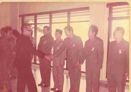Sri Sultan Hamengku Buwono IX berada di dalam ruangan dan berjabat tangan pada acara Peresmian Pe...