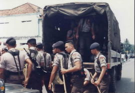 Pasukan keamanan sedang turun dari kendaraan untuk mengamankan jalannya pelantikan gubernur