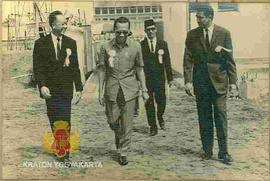 Sri Sultan Hamengku Buwono IX (tengah) sebagai Menteri Koordinator Bidang Ekuin Kabinet Pembangun...