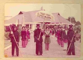 Pasukan Kawal siap memberikan penghormatan atas kedatangan Sri Sultan Hamengku Buwono IX.