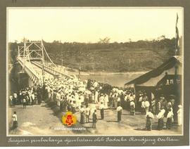 Peresmian Jembatan Bantar oleh Sultan HB VIII disaksikan oleh para undangan. Foto diambil dari se...