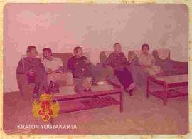 Sri Sultan Hamengku Buwono IX beserta Ny. Mayor CPM Budi Permana dan 3 (tiga) orang pejabat Banda...