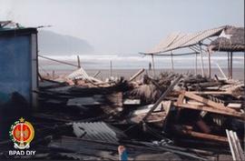 Reruntuhan bangunan warung disekitar Pantai Parangtritis yang roboh akibat gempa bumi.